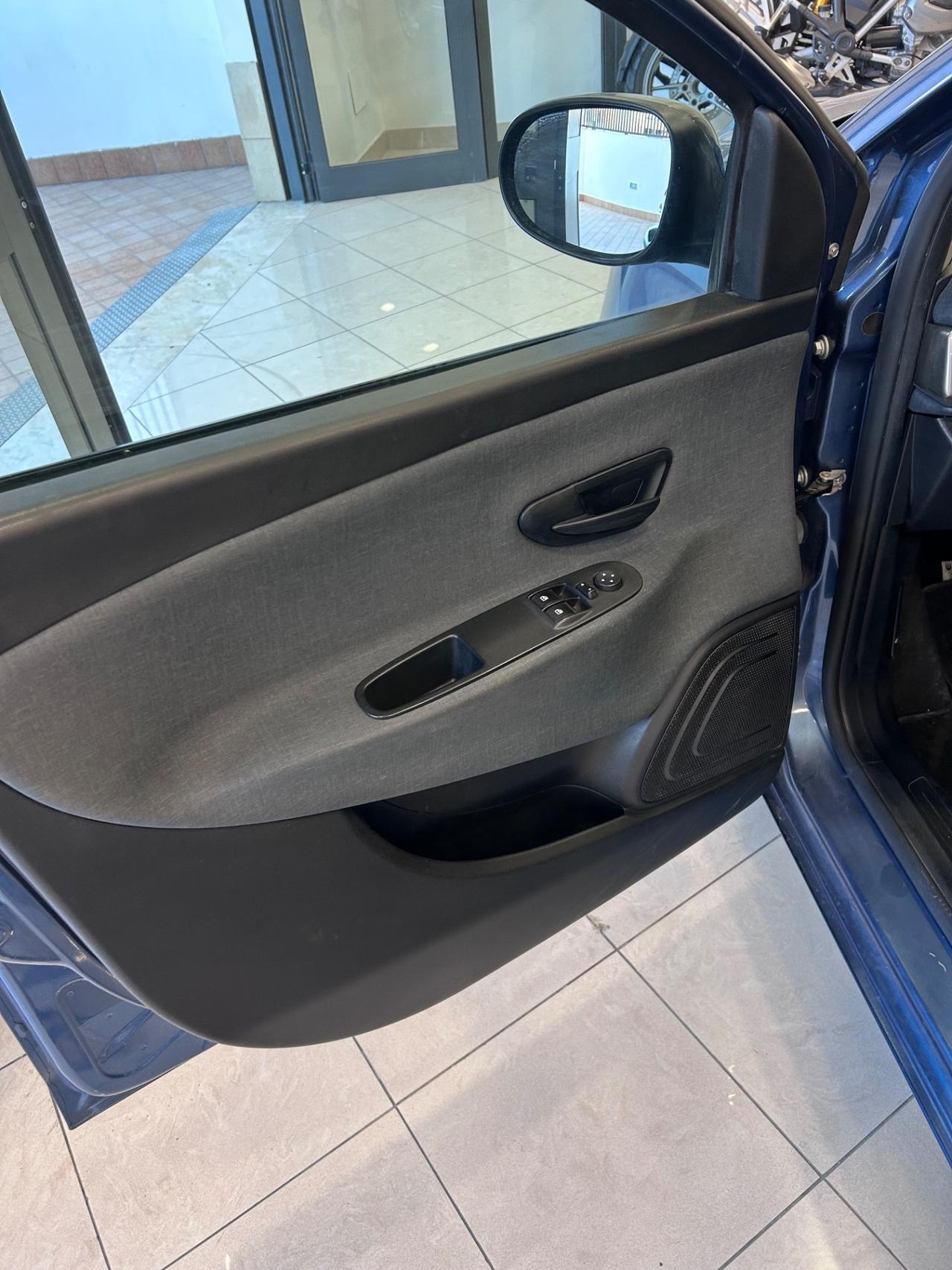 Lancia Ypsilon 1.0 FireFly 5 porte S&S Hybrid Silver