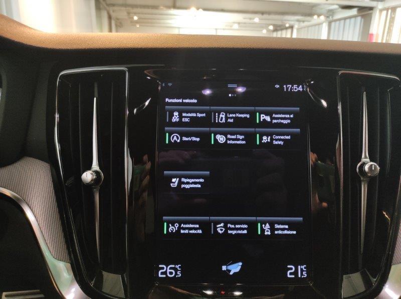 VOLVO V60 (2018-->) - V60 B4 (d) Geartronic R-Design