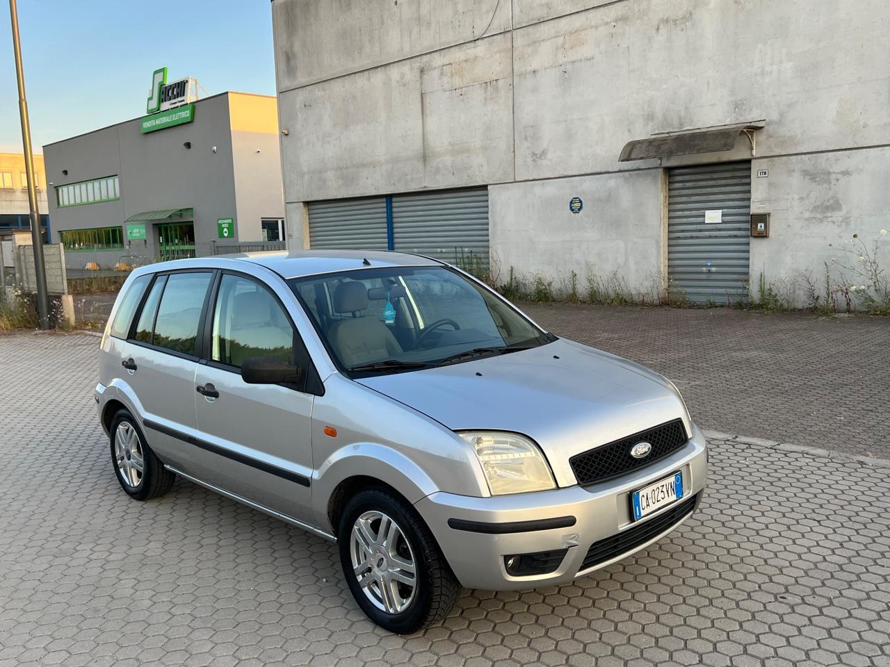 Ford Fiesta 1.2i 16V cat 5 porte Ambiente