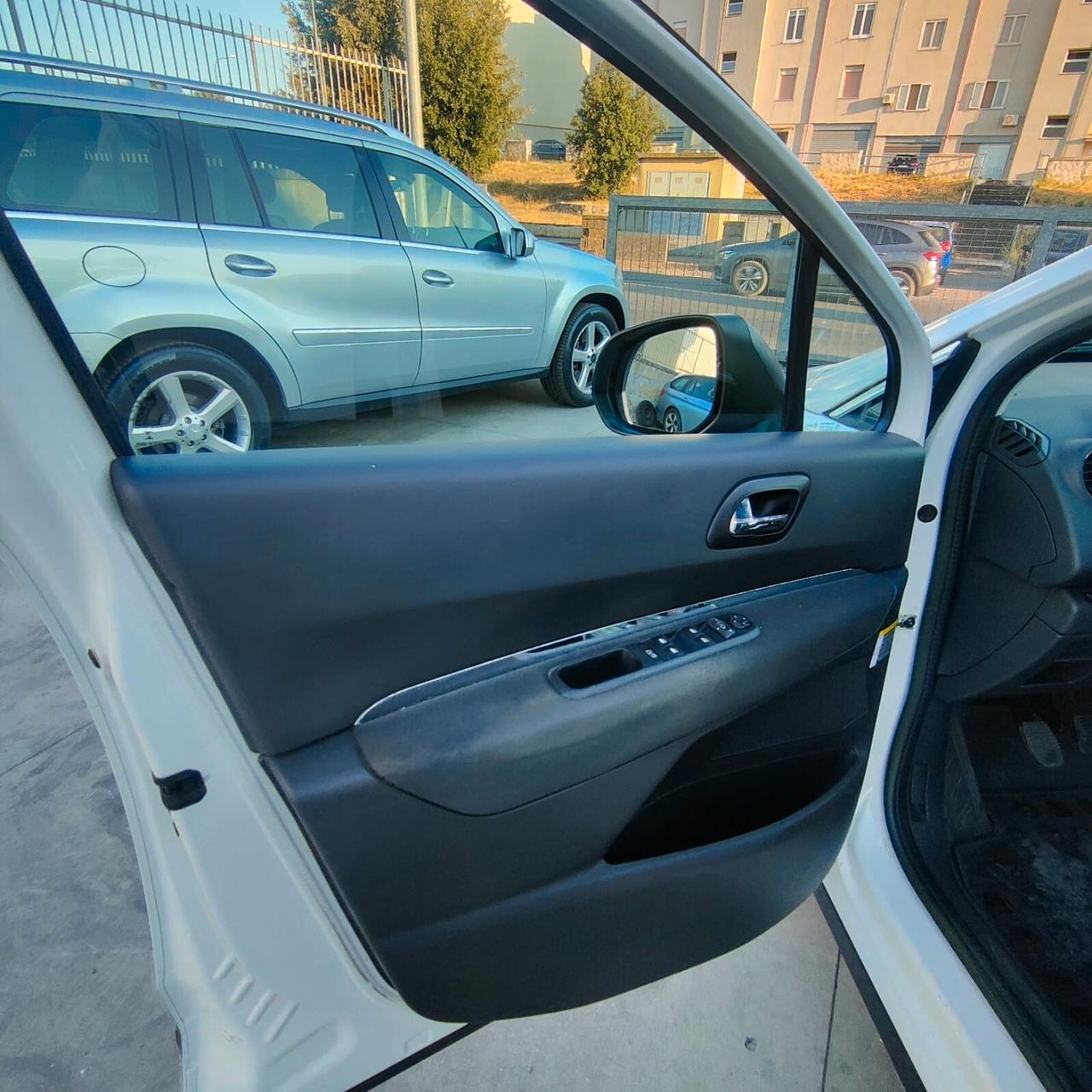 Peugeot 3008 1.6 HDi 115CV Business