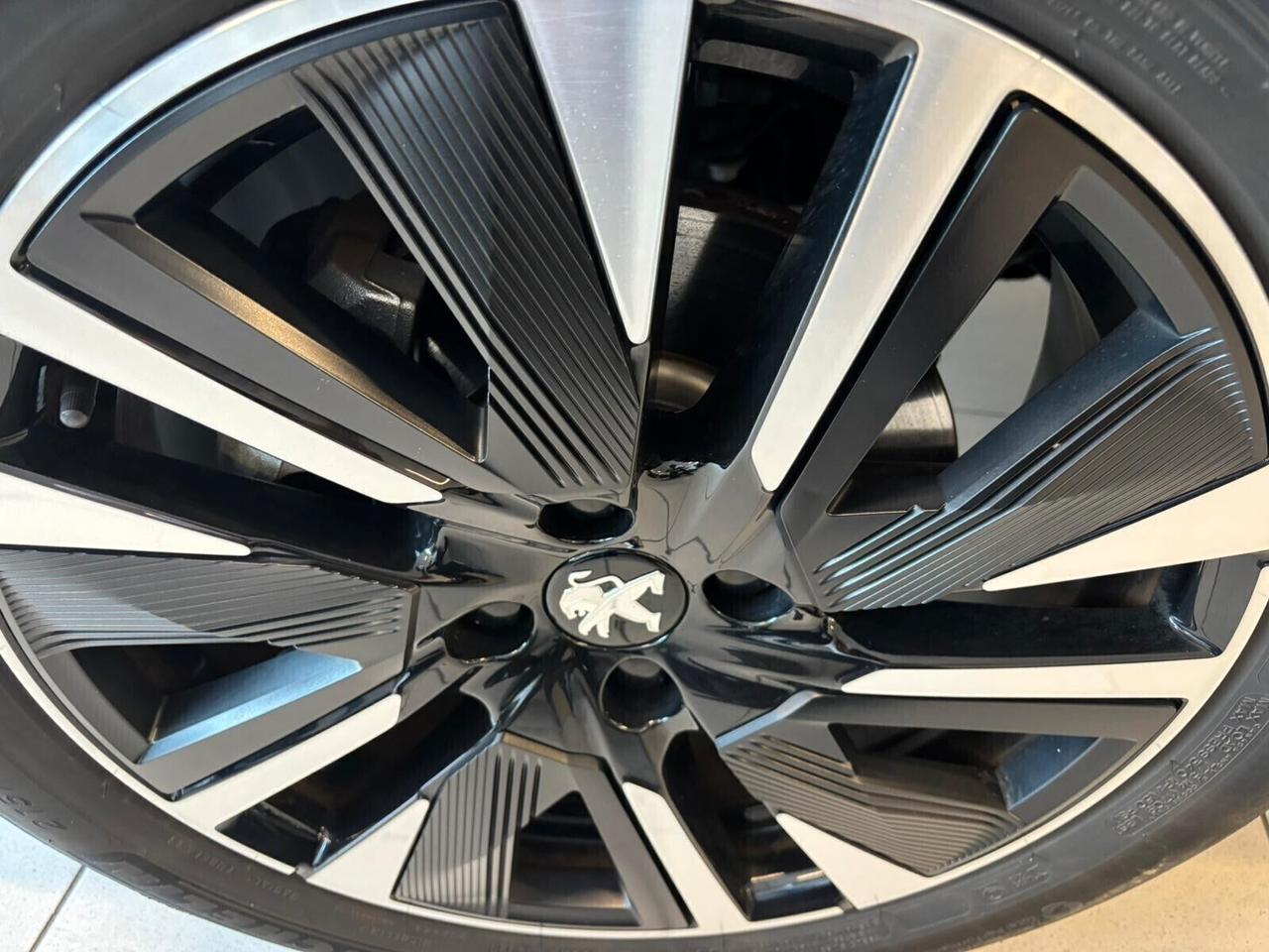 Peugeot 2008 GT LINE motore elettrico 136 CV SPOTICAR