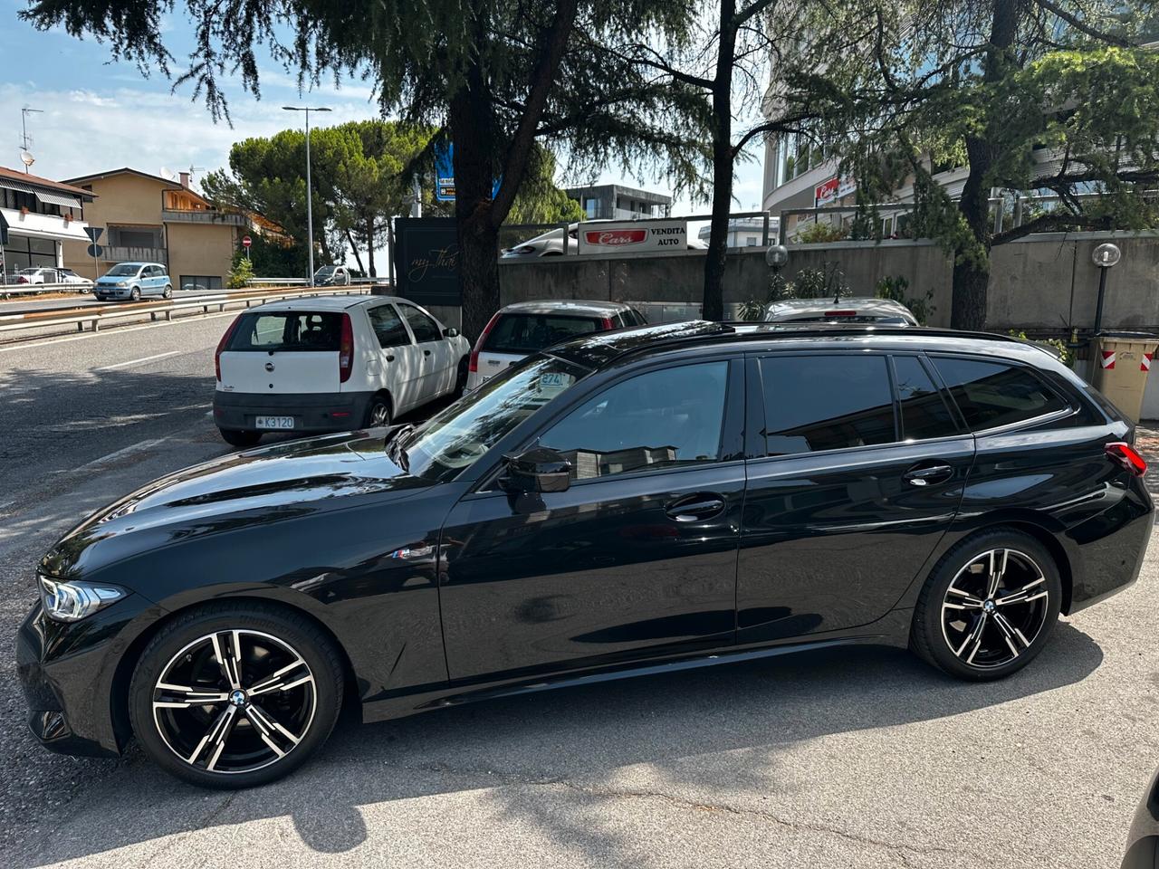 Bmw 318 d Touring M SPORT_PANORAMA_TOTAL BLACK_FARI oLED_HEAD-UP 320