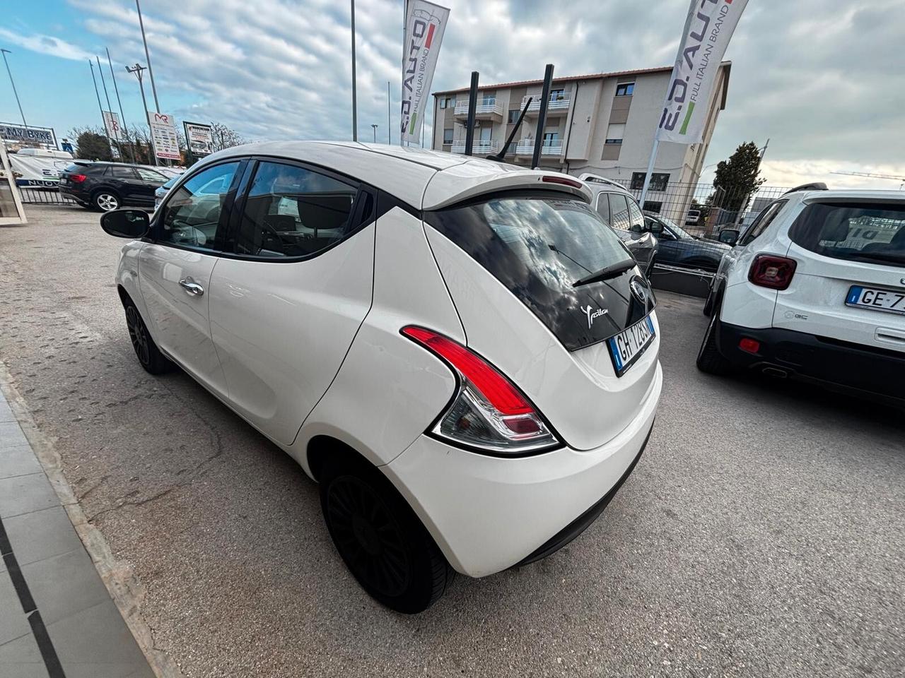 Lancia Ypsilon 1.0 FireFly 5 porte S&S Hybrid Ecochic Silver
