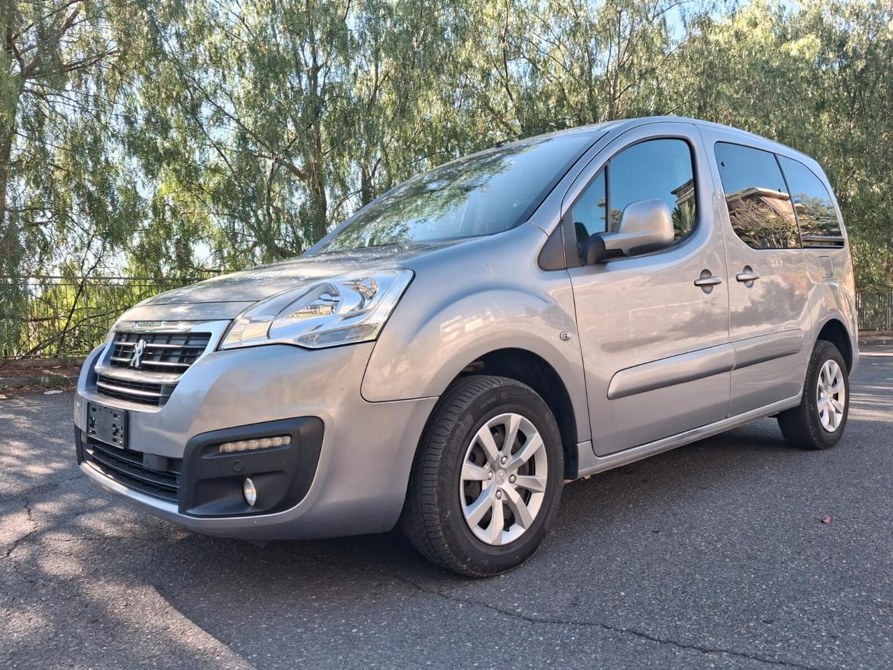 Peugeot Partner Pianale ribassato con rampa disabili in carrozzina