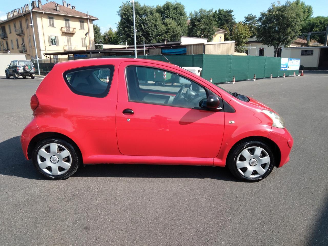 Toyota Aygo 1.0 12V VVT-i 3 porte Sol x neopatentati