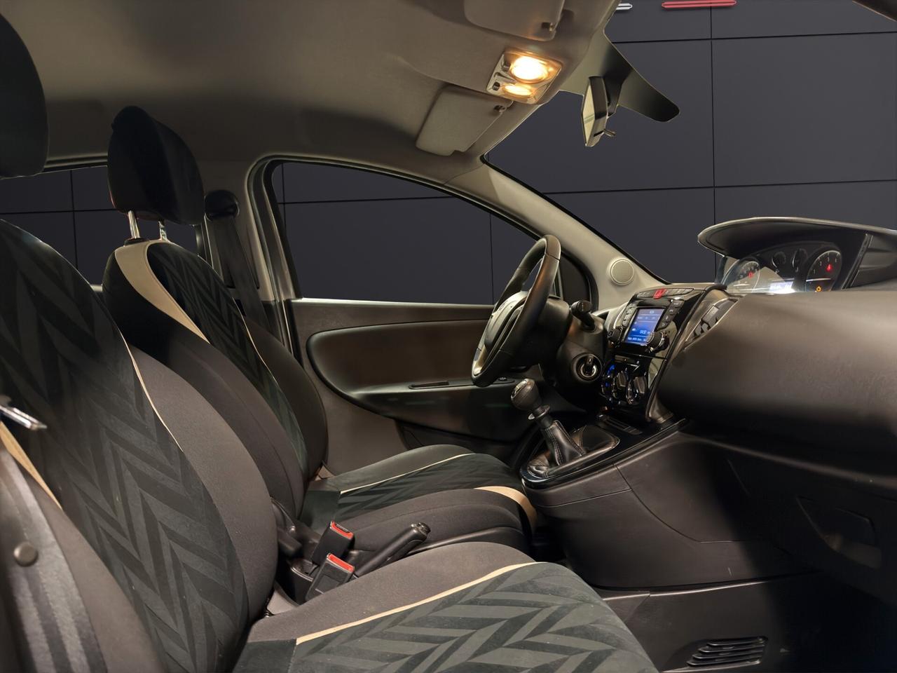 Lancia Ypsilon 1.2 69 CV 5 porte Platinum