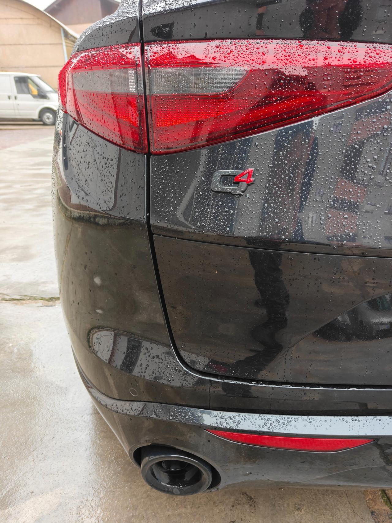 Alfa Romeo Stelvio Q4 Veloce total black