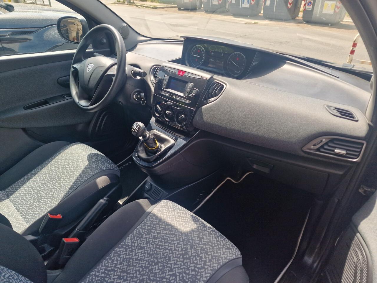 Lancia Ypsilon 1.0 FireFly 5 porte S&S Hybrid Ecochic Silver