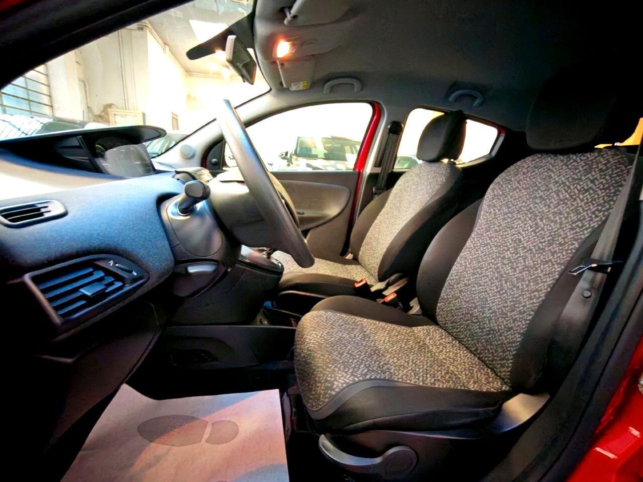 Lancia Ypsilon 1.0 Hybrid Ecochic