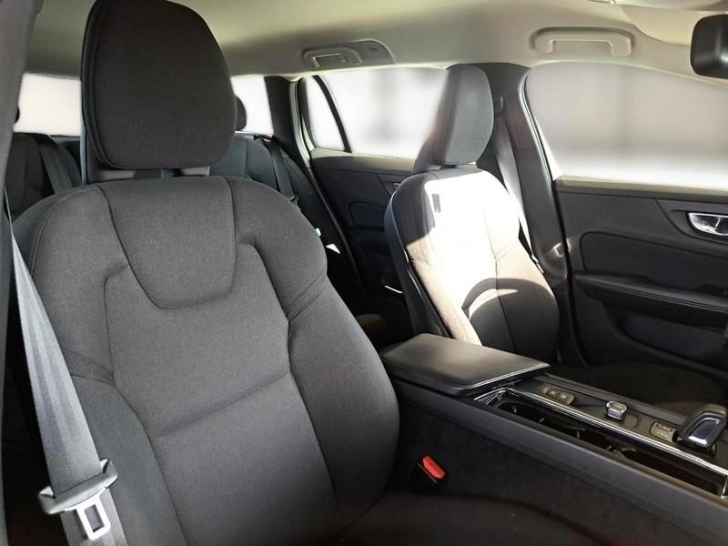 VOLVO V60 B4 D AUTOM. MOMENTUM BUSINESS STATION WAGON