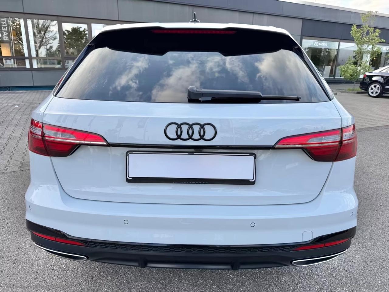 AUDI A4 Avant 2.0TDI S-tronic S-line Competition Led Navi Pelle Cerchi 19