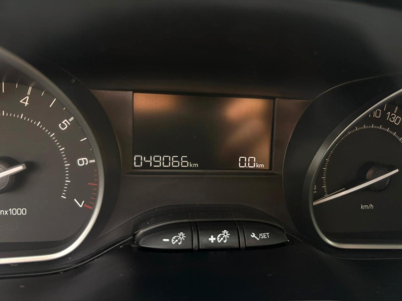 PEUGEOT 208 1.2 BENZ KM 49.066 SI A NEOPATENTATI