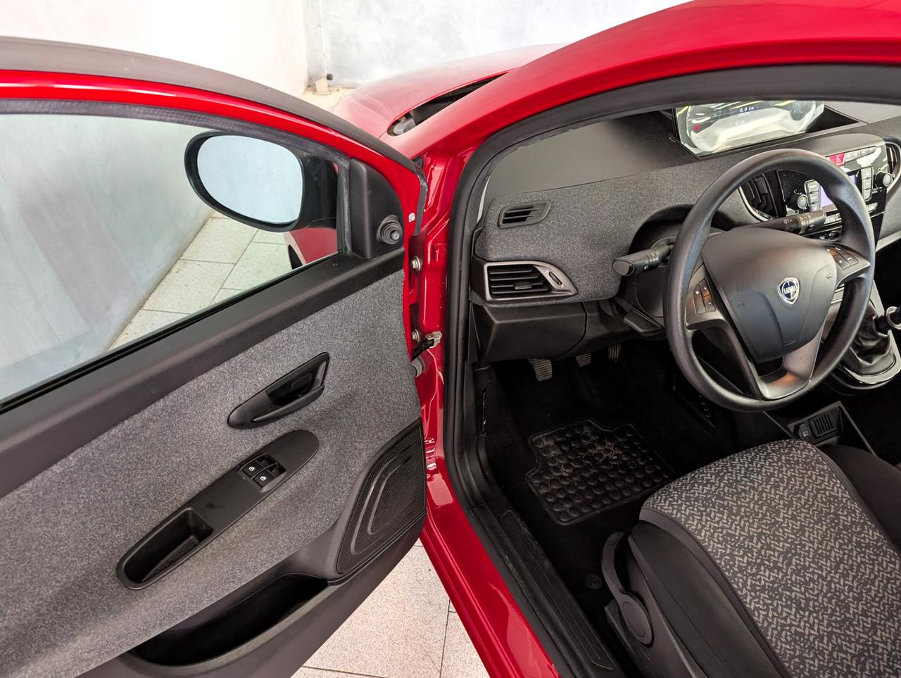 Lancia Ypsilon 1.0 Hybrid 70cv Silver