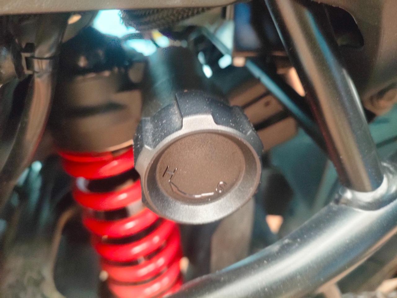 Suzuki V Strom DL 1000 soli 14.318 km.