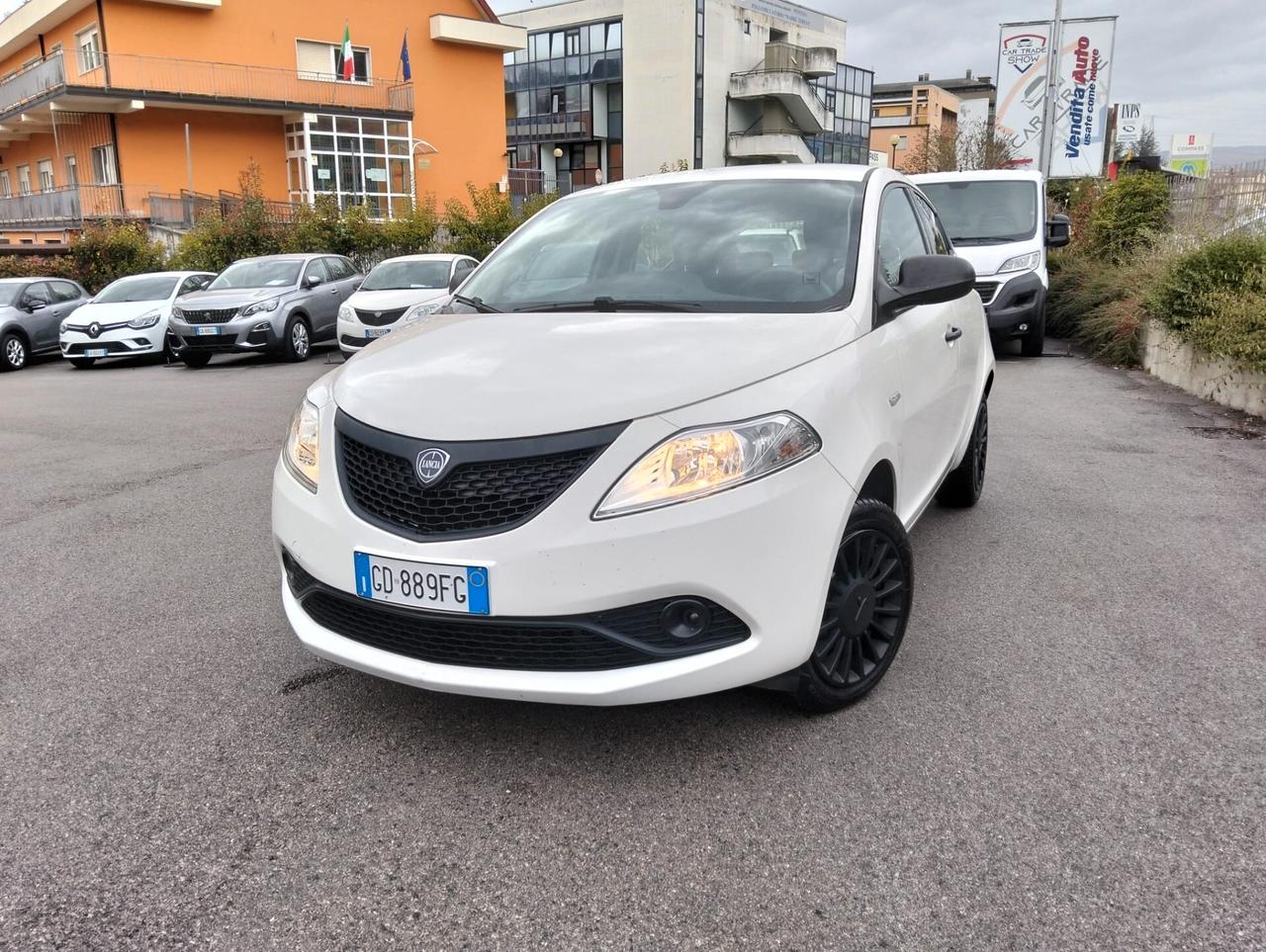 Lancia Ypsilon 1.0 FireFly 5 porte S&S Hybrid Ecochic Silver