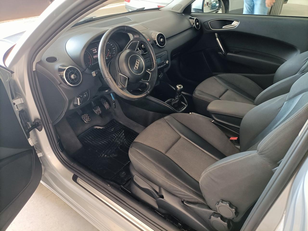 Audi A1 1.6 TDI 105 CV Attraction 07/2011