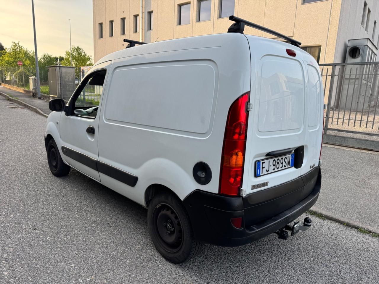 Renault Kangoo con GANCIO TRAINO