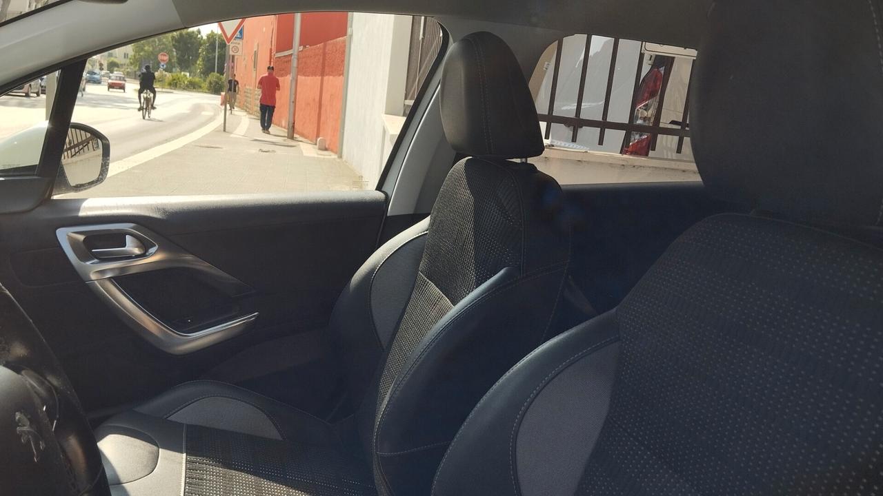PEUGEOT 2008 1.5 DIESEL-AUTO-NAVI