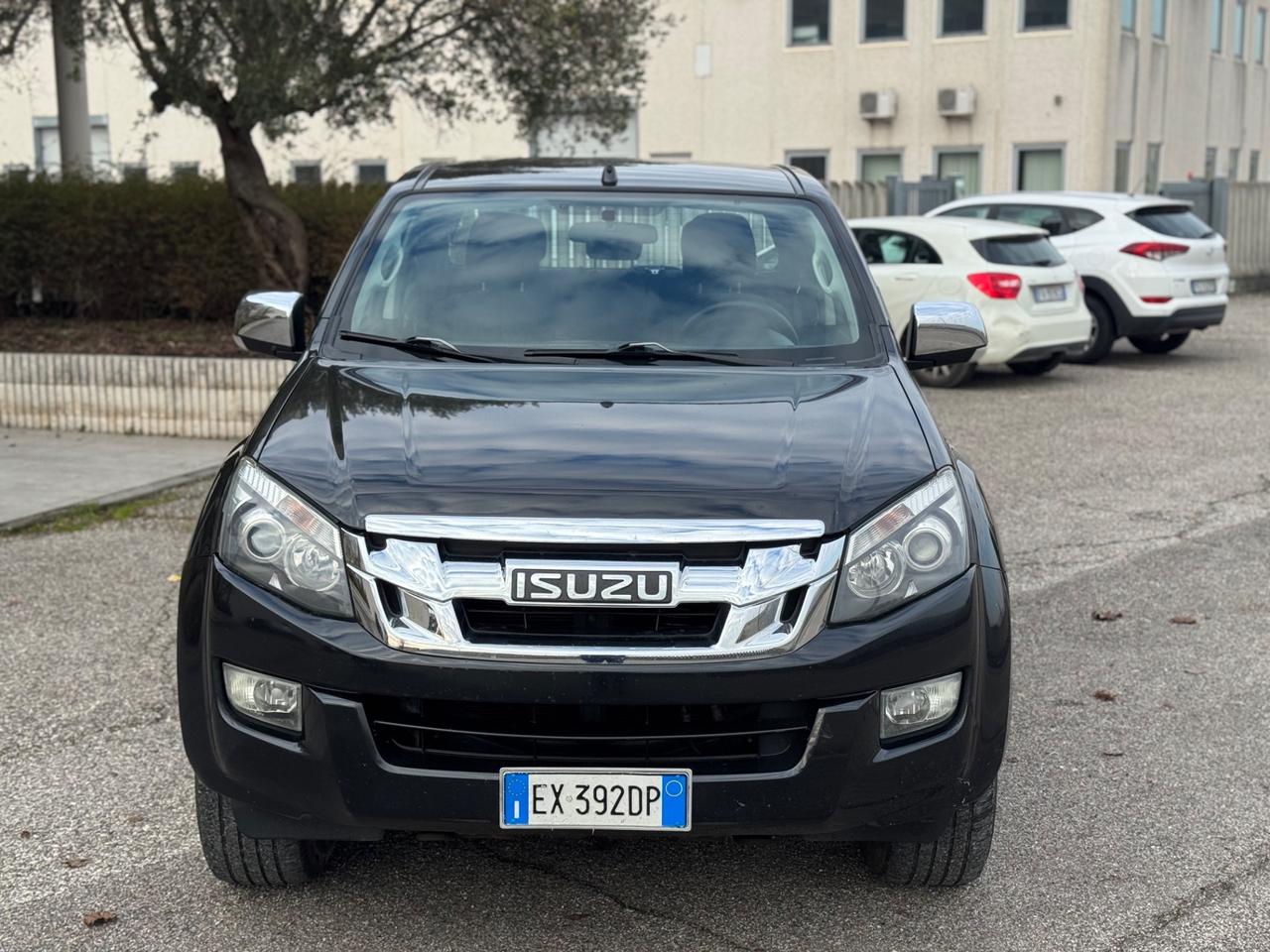 Isuzu D-Max 2.5 Crew Cab Solar A/T 4WD