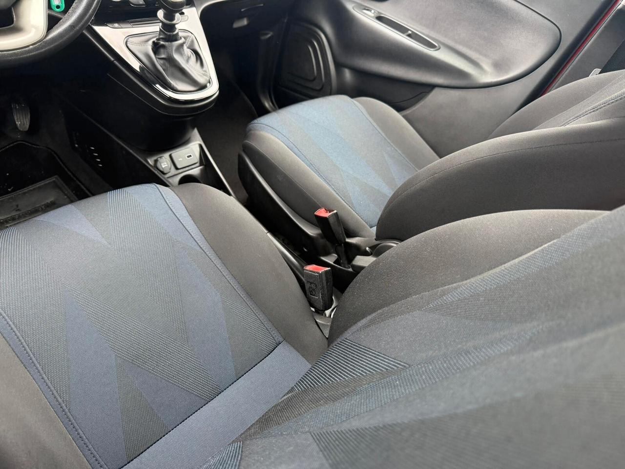 Lancia Ypsilon 1.0 FireFly 5 porte 70 CV S&S Hybrid Ecochic Gold