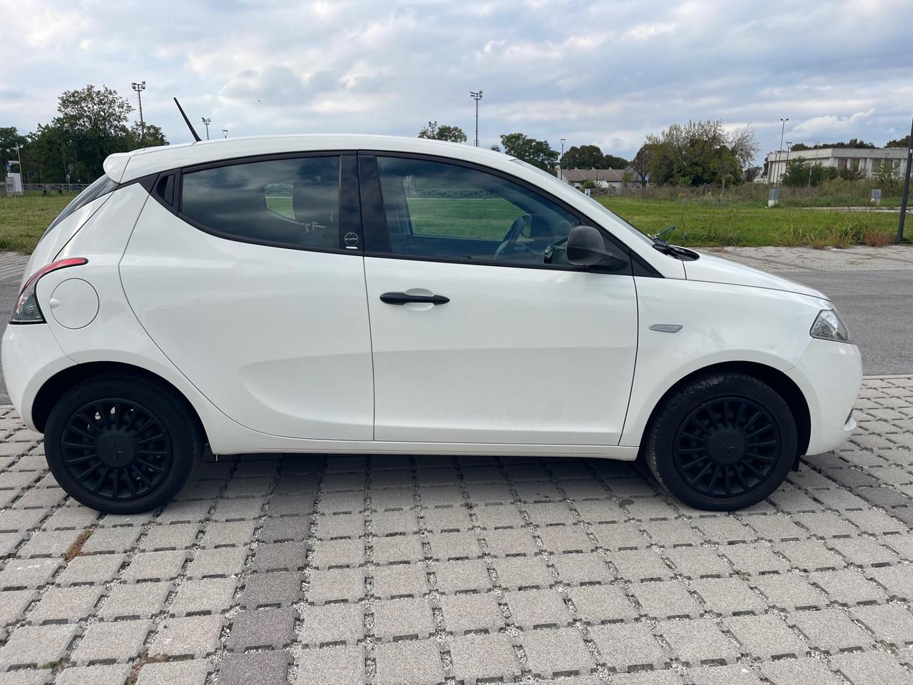 Lancia Ypsilon 1.0 FireFly 5 porte S&S Hybrid Ecochic Gold