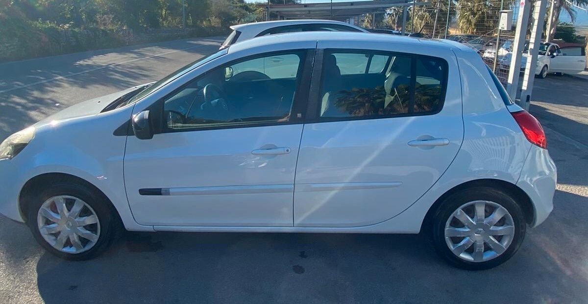 Renault Clio 2010 photo 2