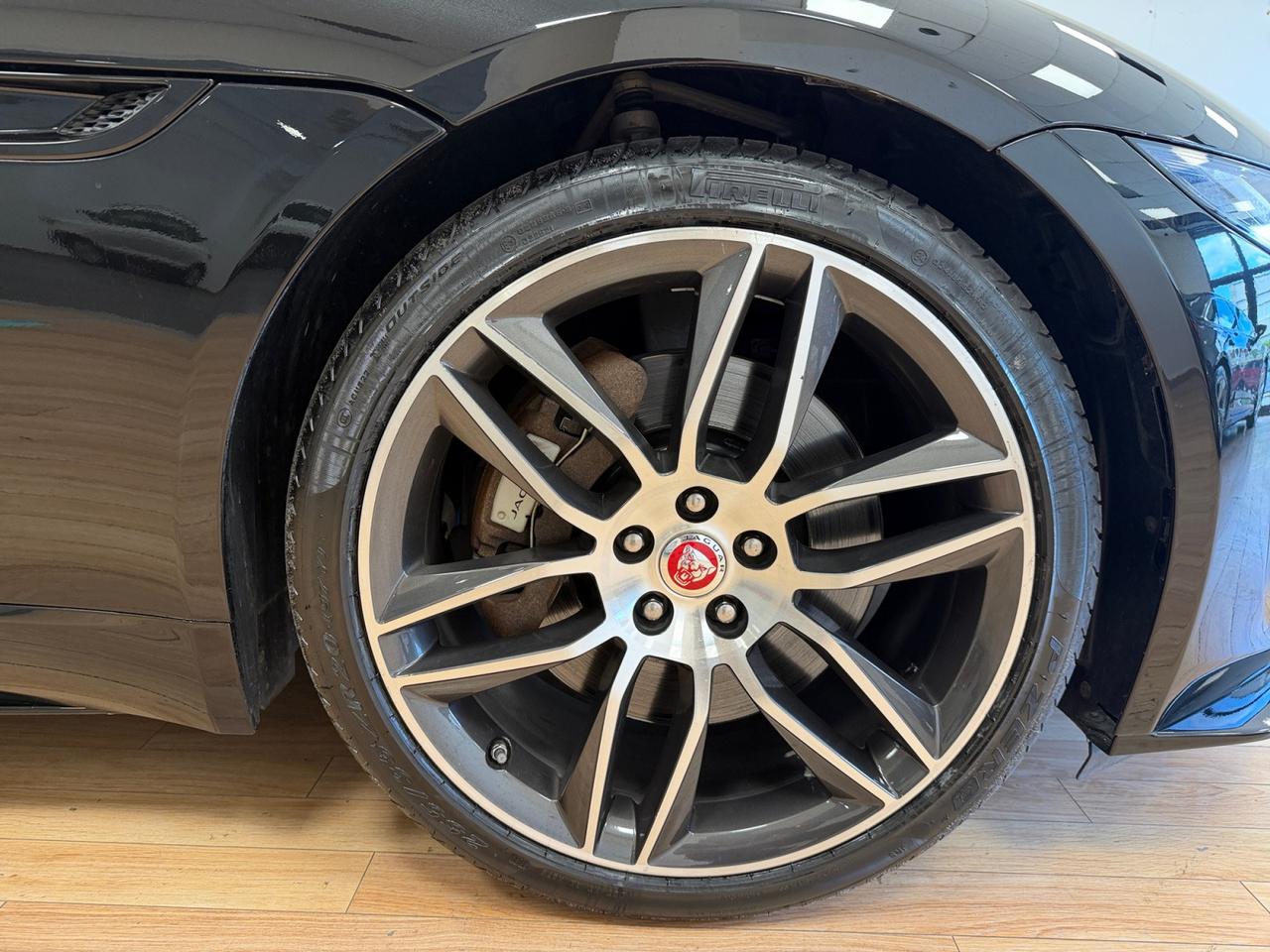 JAGUAR F-Type - F-Type Coupe 2.0 i4 R-Dynamic rwd 300cv auto
