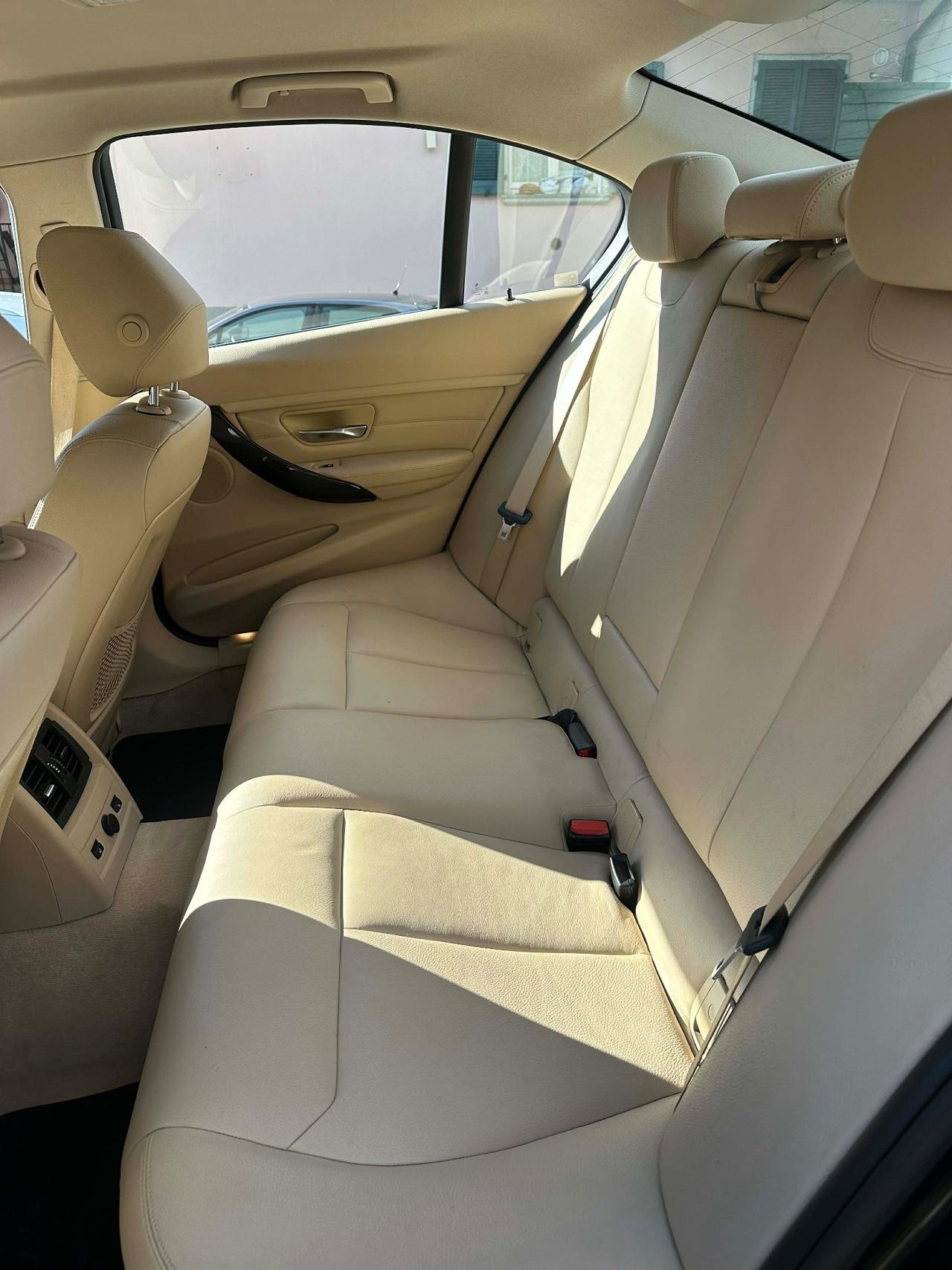 Bmw 320d xDRIVE LUXURY KMCERT UNICOPR KMCERT