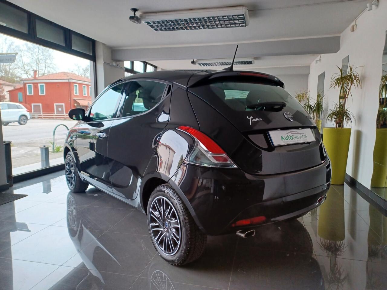 Lancia Ypsilon 1.0 Hybrid 70cv