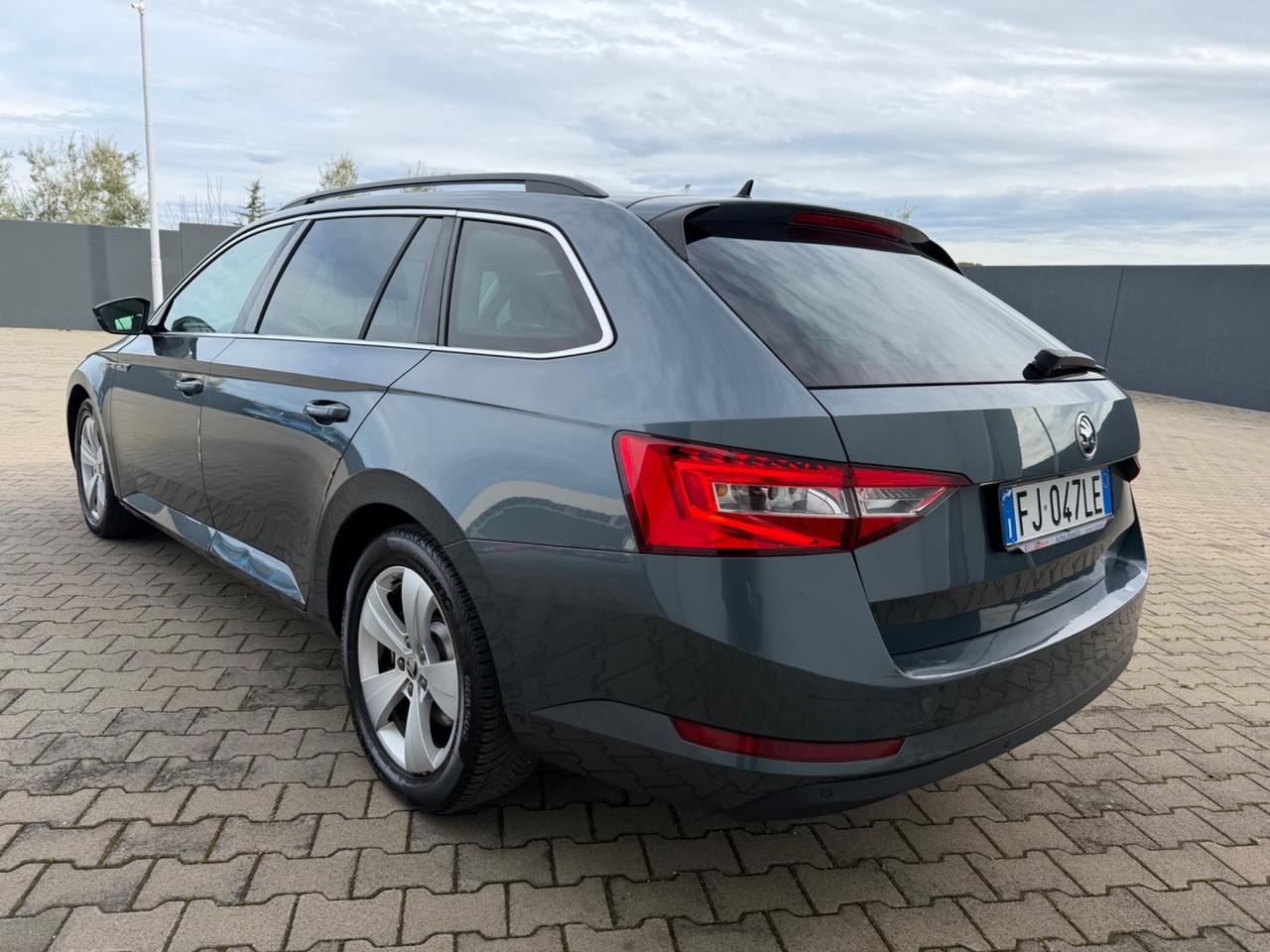 Skoda Superb 2.0 TDI DSG Wagon Style