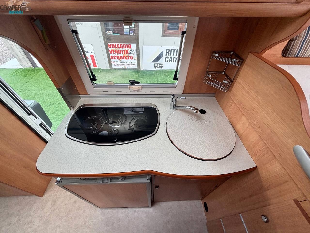 LAIKA X 595 C VAN - Semintegrale con letto matrimoniale in coda e garage (volume interno 68x103 )