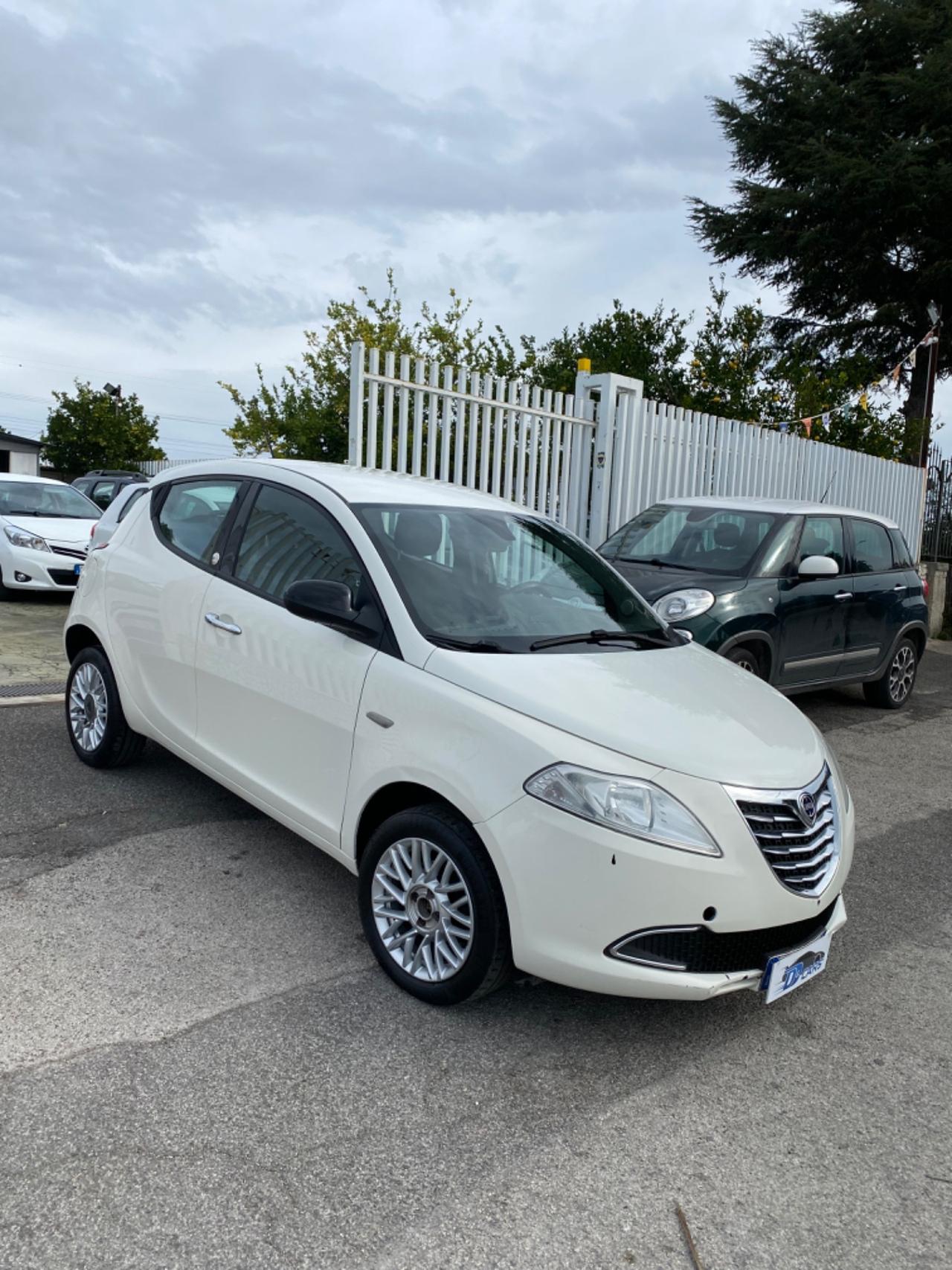Lancia Ypsilon 0.9 TwinAir 85 CV 5 porte Metano Ecochic Silver