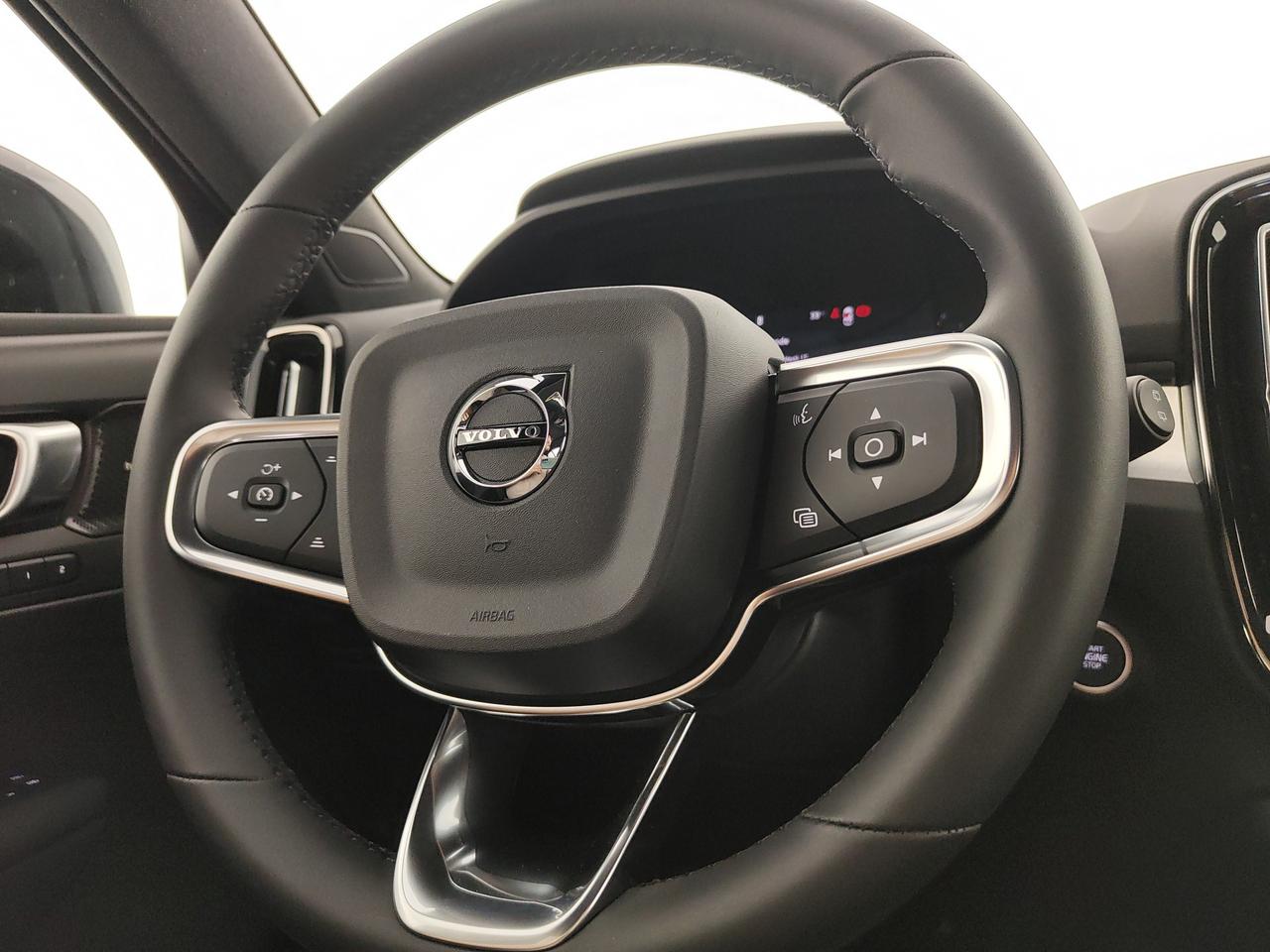 VOLVO XC40 2.0 b3 Ultra Black Edition auto
