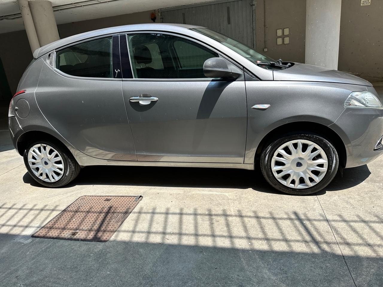 Lancia Ypsilon 1.2 69 CV 5 posti NEOPATENTATI