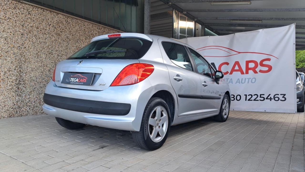 Peugeot 207 1.4 8V 75CV 5p. ONE Line