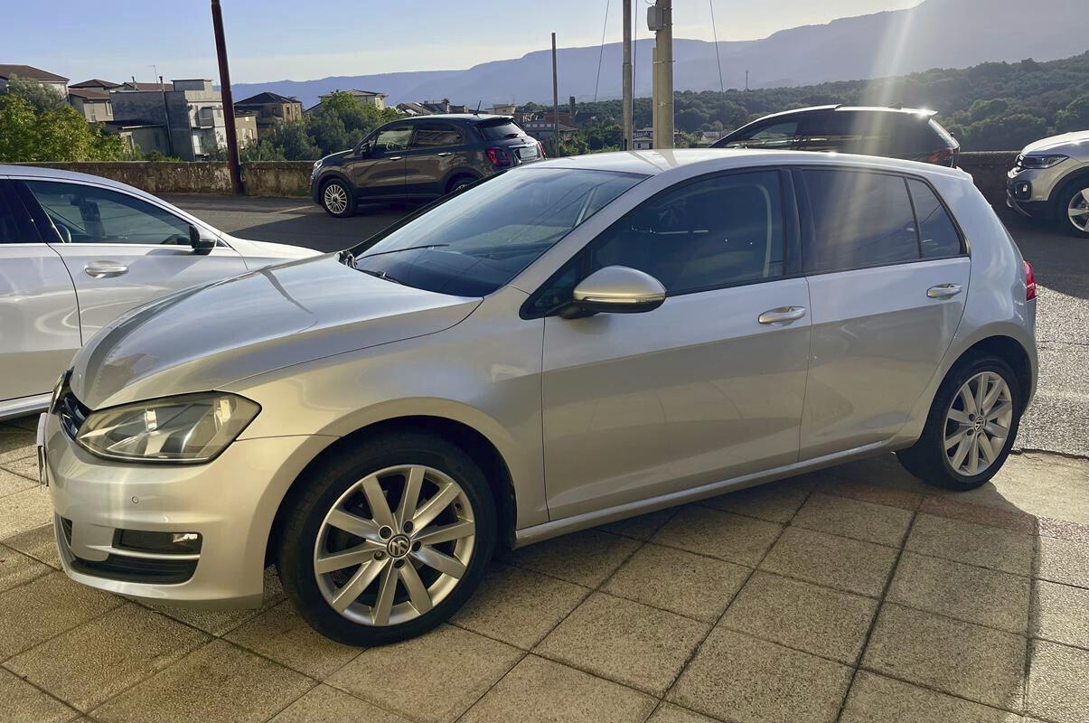 Volkswagen Golf 1.6 TDI 110 CV 5p. Comfortline BlueMotion Technology Cerchi lega da 17 – sensori park anteriore e posteriore – vetri privacy-clima bi/zona
