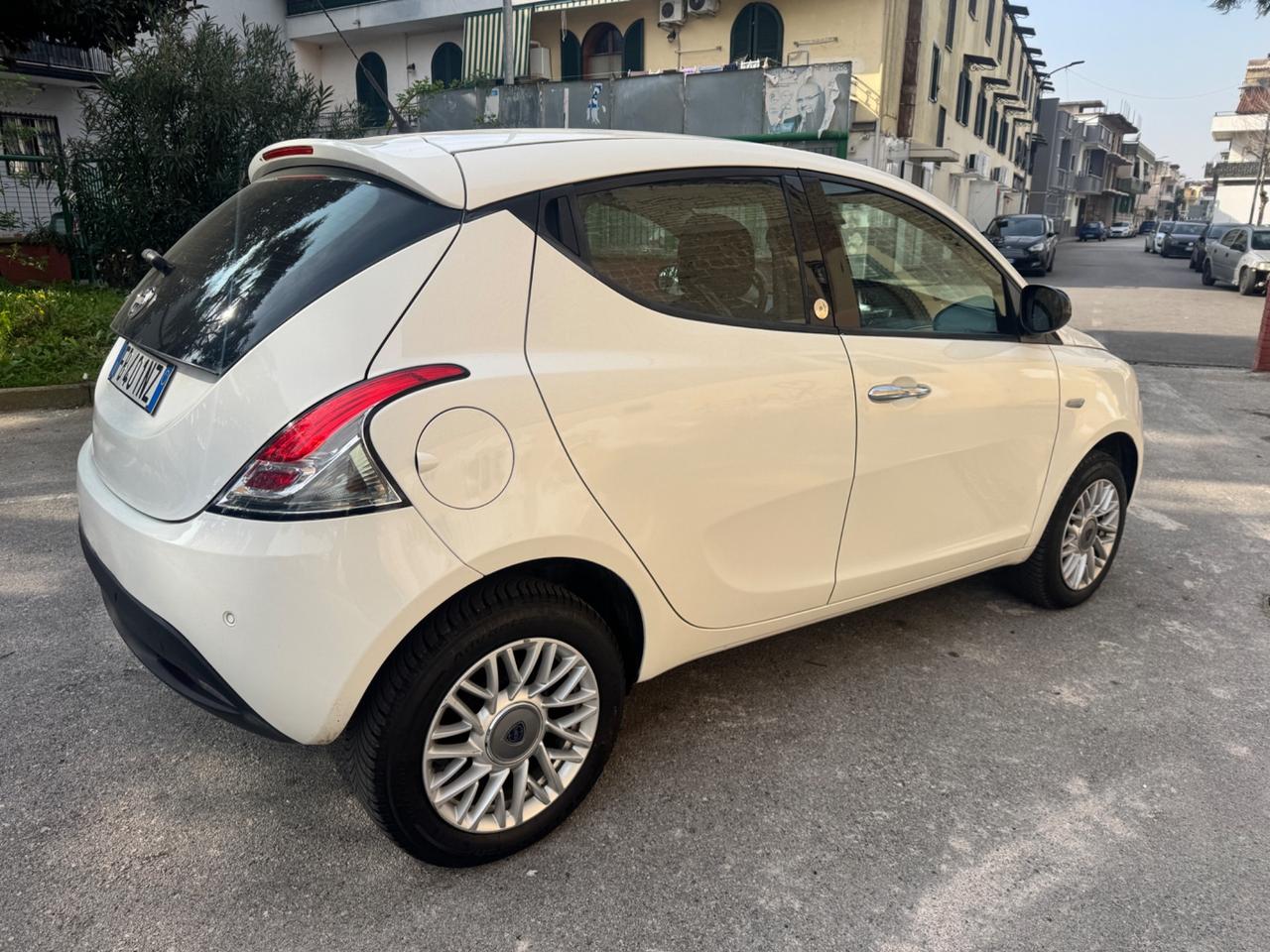 Lancia Ypsilon 0.9 TwinAir 85 CV 5 porte Metano Ecochic