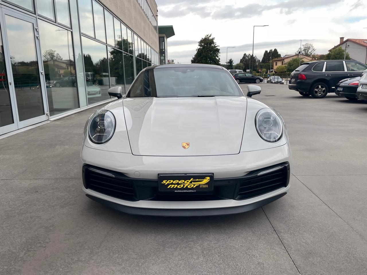 Porsche 911 Carrera S con soli 24.000 Km scarichi sport e tetto apribile pari a nuova