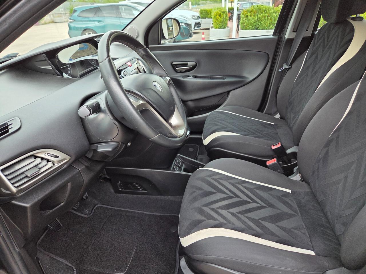 Lancia Ypsilon 1.2 69 CV 5 porte Gold