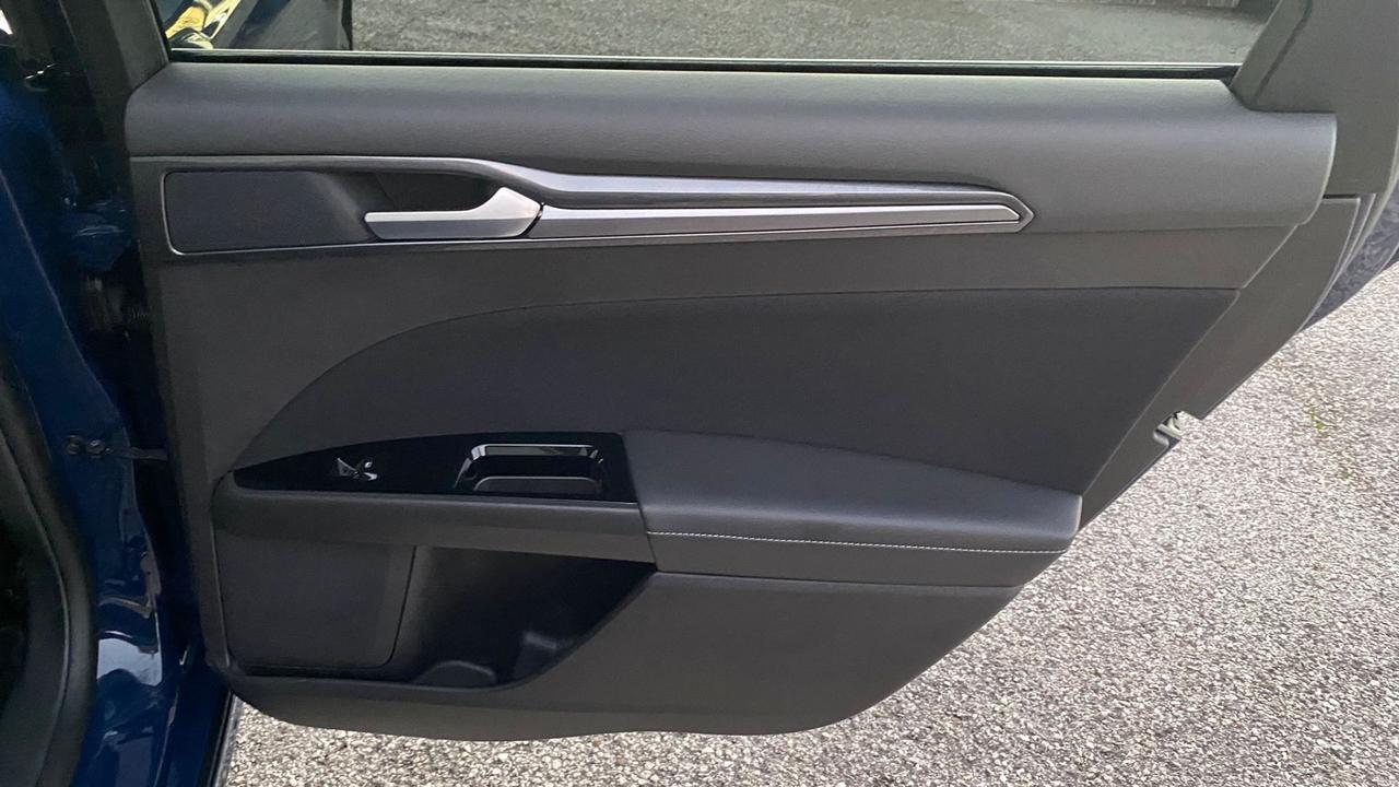 Ford Mondeo Full Hybrid 2.0 187 CV eCVT 4 porte Titanium Business