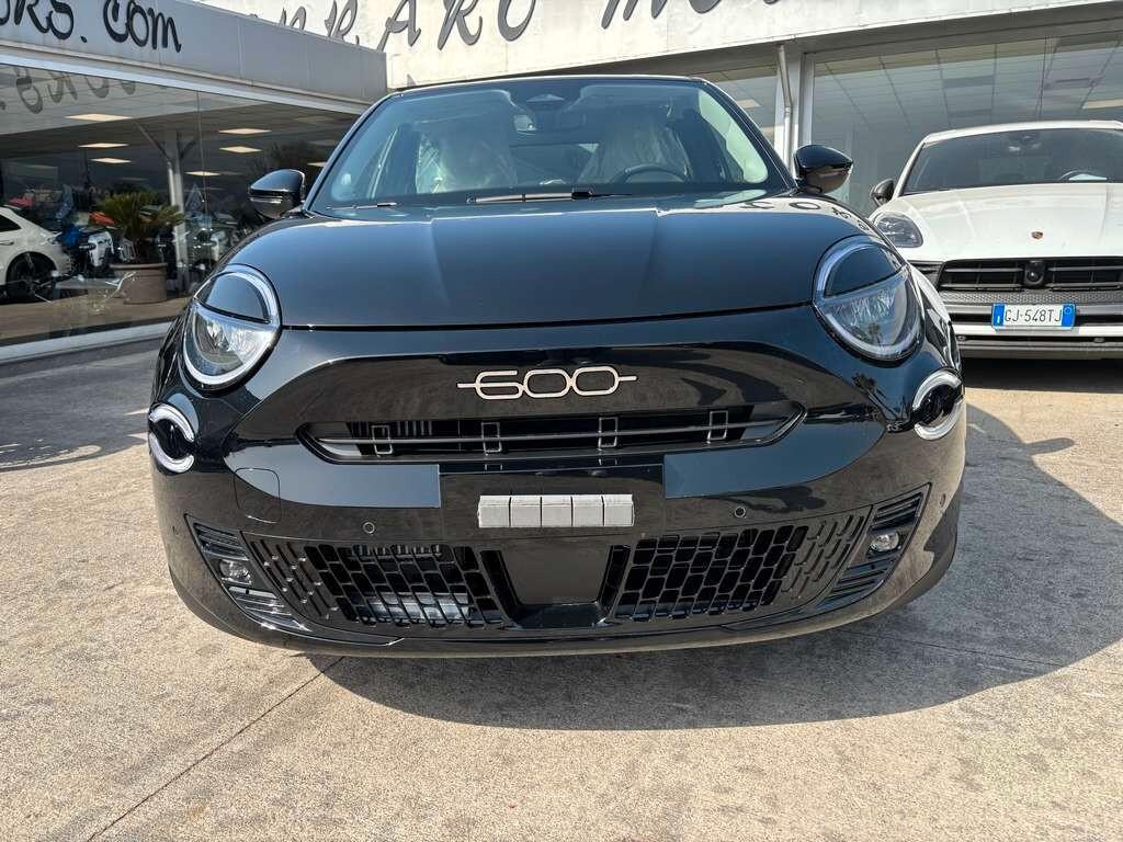 Fiat 600 Hybrid 110 CV DCT Icon Benzina / KM 0 IVA ESPOSTA Tua a solo 209 Euro al mese