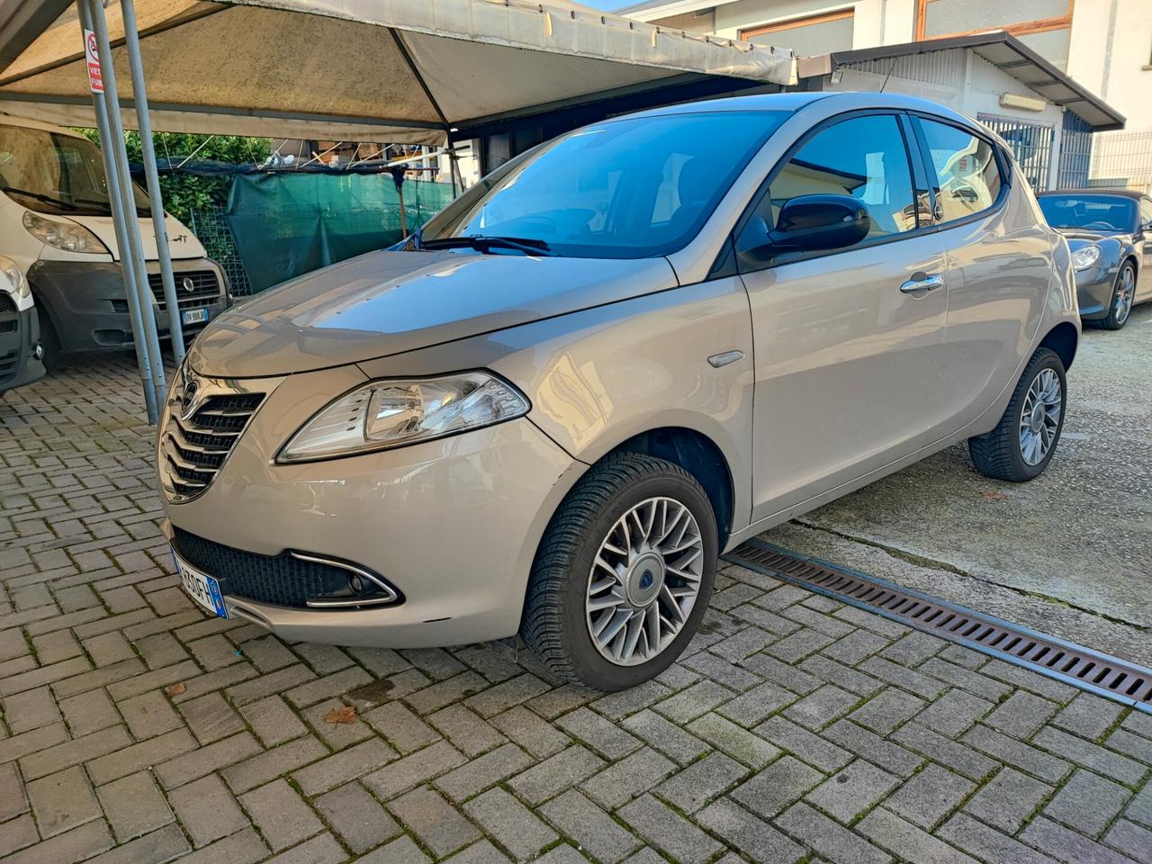 Lancia Ypsilon con 26 Euro 450 km
