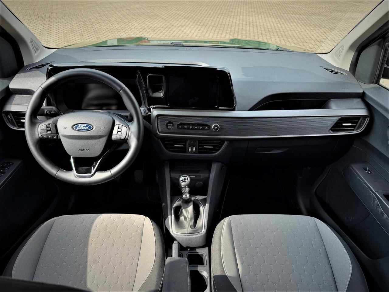 Ford Tourneo Courier 1.0 EcoBoost Titanium