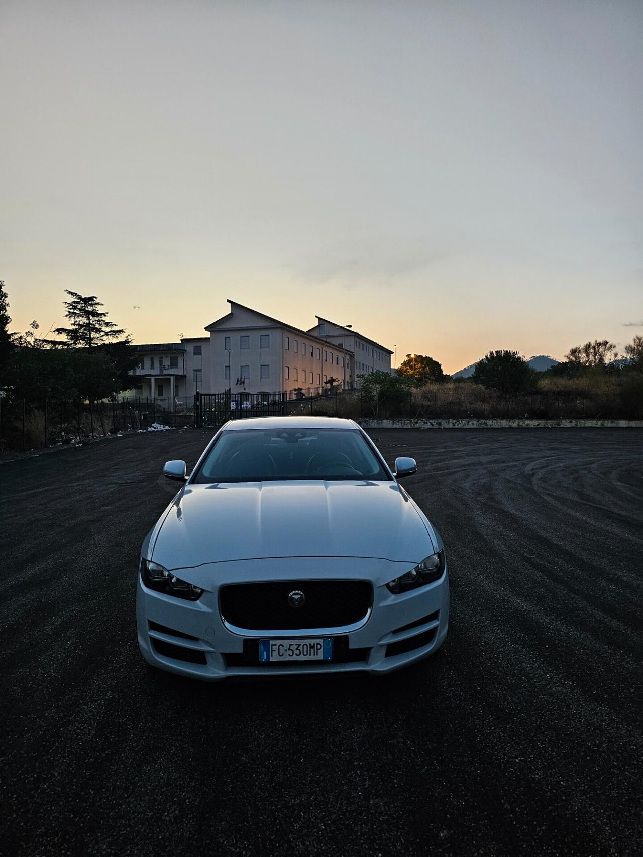 Jaguar XE 2.0 D Turbo 180CV automatica Prestige