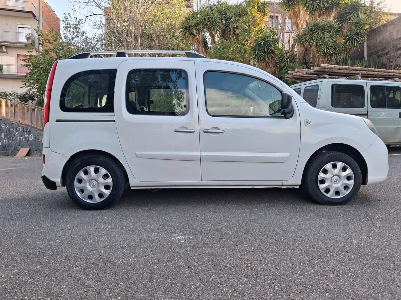Renault Kangoo Pianale ribassato con rampa disabili in carrozzina