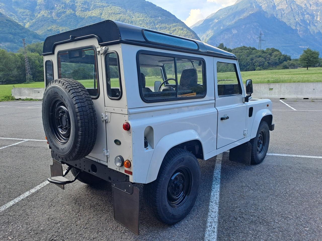 LAND ROVER DEFENDER 90