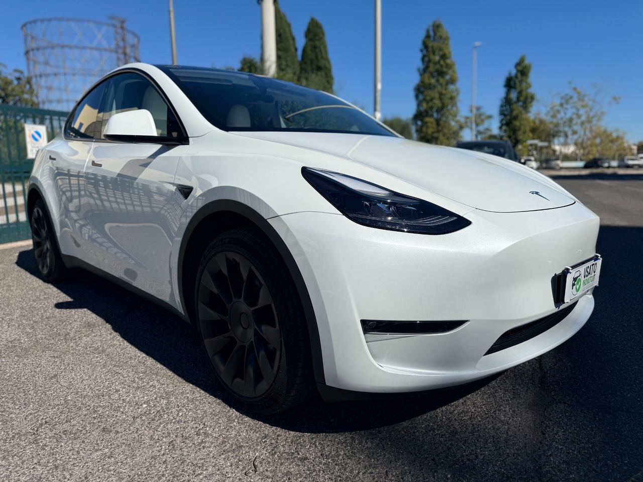 Tesla Model Y Long Range AWD Interni BIANCHI