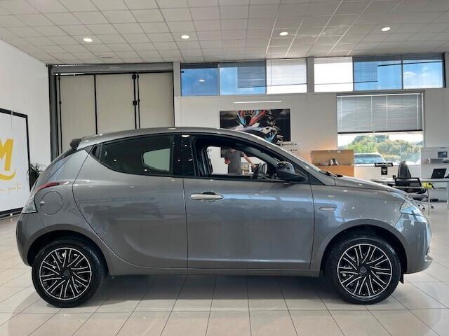 Lancia Ypsilon 1.0 firefly hybrid Silver