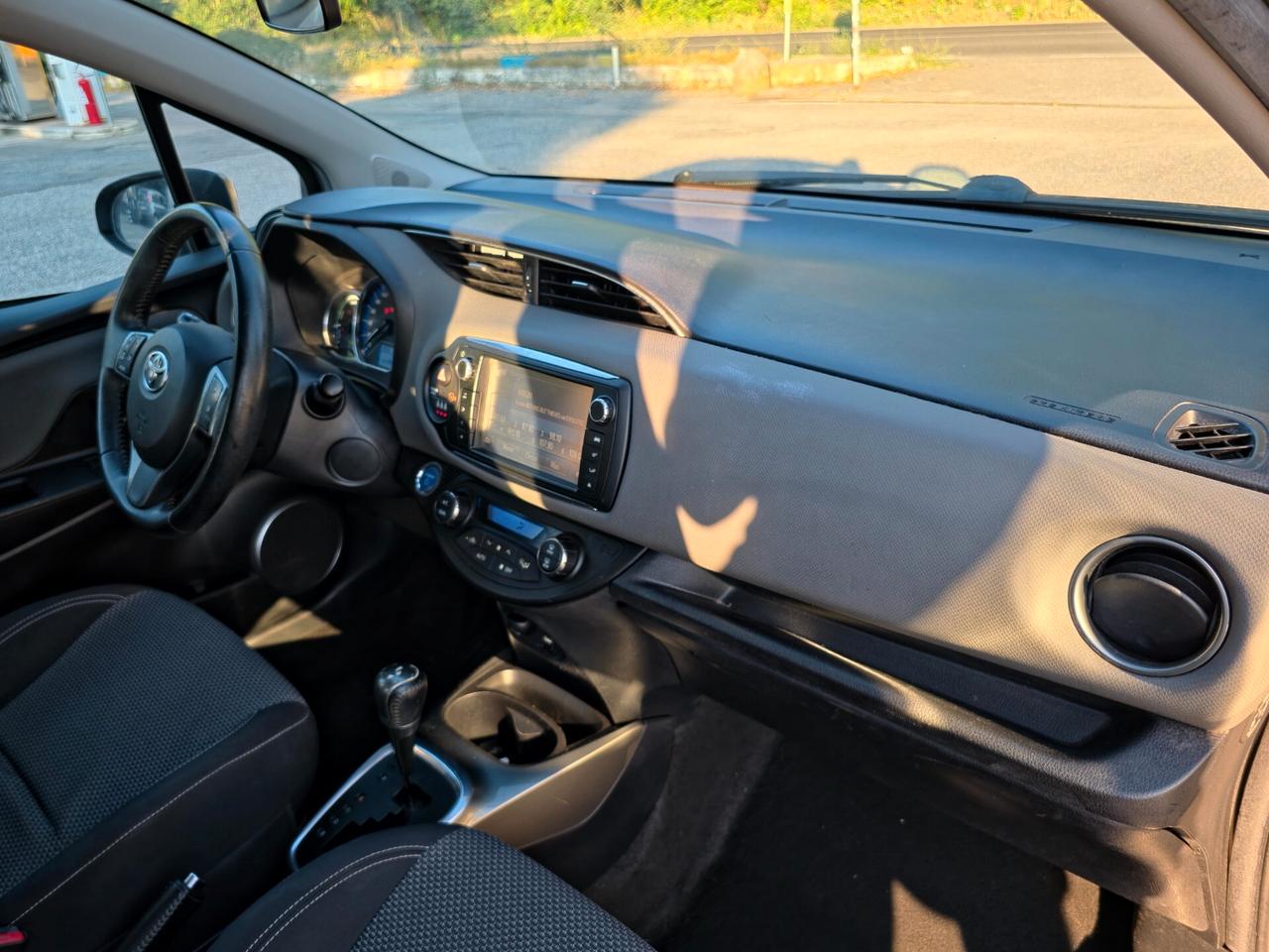 Toyota Yaris 1.5 Hybrid 5 porte Active -E6 Automatica NEO 2015