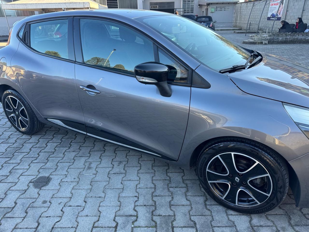 Renault Clio 1.2 75CV 5 porte neopatentati
